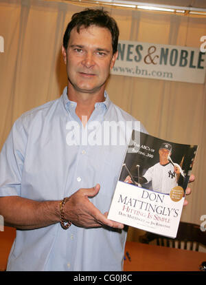 Jul 03, 2007 - New York, NY, STATI UNITI D'AMERICA - DON MATTINGLY, pensionato New York Yankee firstbaseman corrente e New York Yankee bench coach promuove il suo nuovo libro "colpendo è semplice: l'ABC di Batting .300" presso Barnes & Noble Fifth Avenue bookstore. (Credito Immagine: © Nancy Kaszerman/ZUMA Press) Foto Stock