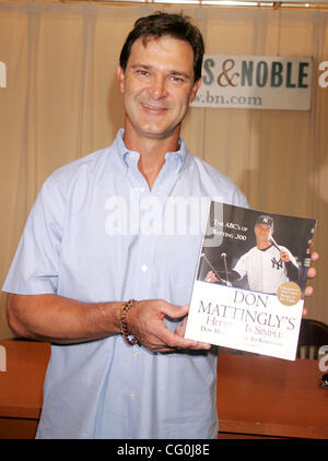 Jul 03, 2007 - New York, NY, STATI UNITI D'AMERICA - DON MATTINGLY, pensionato New York Yankee firstbaseman corrente e New York Yankee bench coach promuove il suo nuovo libro "colpendo è semplice: l'ABC di Batting .300" presso Barnes & Noble Fifth Avenue bookstore. (Credito Immagine: © Nancy Kaszerman/ZUMA Press) Foto Stock