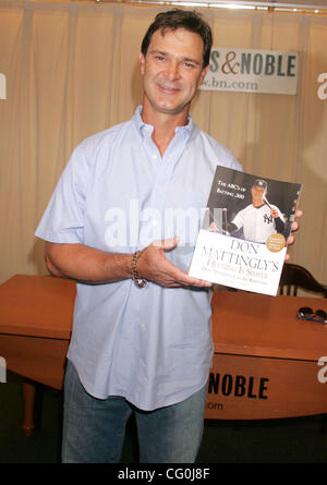 Jul 03, 2007 - New York, NY, STATI UNITI D'AMERICA - DON MATTINGLY, pensionato New York Yankee firstbaseman corrente e New York Yankee bench coach promuove il suo nuovo libro "colpendo è semplice: l'ABC di Batting .300" presso Barnes & Noble Fifth Avenue bookstore. (Credito Immagine: © Nancy Kaszerman/ZUMA Press) Foto Stock