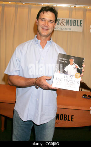 Jul 03, 2007 - New York, NY, STATI UNITI D'AMERICA - DON MATTINGLY, pensionato New York Yankee firstbaseman corrente e New York Yankee bench coach promuove il suo nuovo libro "colpendo è semplice: l'ABC di Batting .300" presso Barnes & Noble Fifth Avenue bookstore. (Credito Immagine: © Nancy Kaszerman/ZUMA Press) Foto Stock