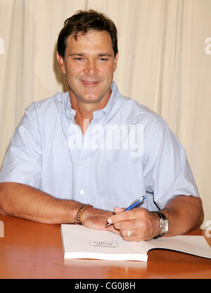 Jul 03, 2007 - New York, NY, STATI UNITI D'AMERICA - DON MATTINGLY, pensionato New York Yankee firstbaseman corrente e New York Yankee bench coach promuove il suo nuovo libro "colpendo è semplice: l'ABC di Batting .300" presso Barnes & Noble Fifth Avenue bookstore. (Credito Immagine: © Nancy Kaszerman/ZUMA Press) Foto Stock