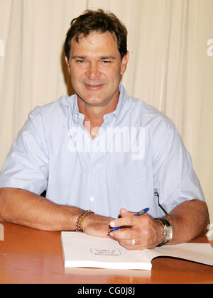 Jul 03, 2007 - New York, NY, STATI UNITI D'AMERICA - DON MATTINGLY, pensionato New York Yankee firstbaseman corrente e New York Yankee bench coach promuove il suo nuovo libro "colpendo è semplice: l'ABC di Batting .300" presso Barnes & Noble Fifth Avenue bookstore. (Credito Immagine: © Nancy Kaszerman/ZUMA Press) Foto Stock