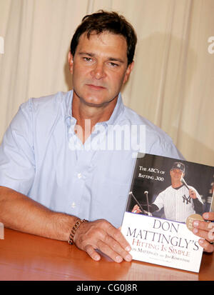 Jul 03, 2007 - New York, NY, STATI UNITI D'AMERICA - DON MATTINGLY, pensionato New York Yankee firstbaseman corrente e New York Yankee bench coach promuove il suo nuovo libro "colpendo è semplice: l'ABC di Batting .300" presso Barnes & Noble Fifth Avenue bookstore. (Credito Immagine: © Nancy Kaszerman/ZUMA Press) Foto Stock