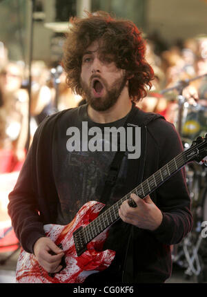 Jul 06, 2007 - New York, NY, STATI UNITI D'AMERICA - Chitarrista Joe TROHMAN, dalla fascia 'Fall Out Boy', suona presso il "oggi" mostra estiva 2007 Serie concerto tenutosi presso il Rockefeller Plaza. (Credito Immagine: © Nancy Kaszerman/ZUMA Press) Foto Stock