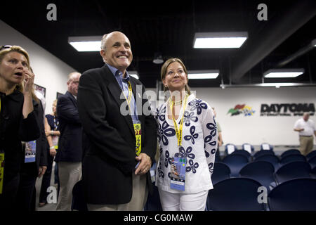 Candidato presidenziale repubblicano Rudy Giuliani e sua moglie Judith parlare ai media sabato 7 luglio 2007 prima della Pepsi 400 al Daytona International Speedway di Daytona Beach, FL. Foto Stock