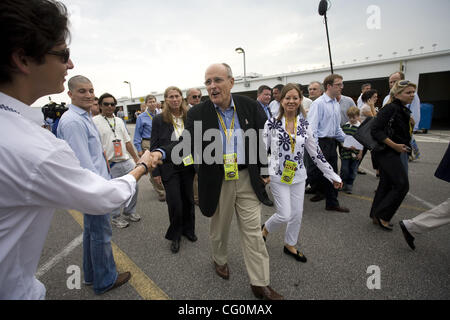 Candidato presidenziale repubblicano Rudy Giuliani e sua moglie Judith salutare NASCAR fans sabato 7 luglio 2007 prima della Pepsi 400 al Daytona International Speedway di Daytona Beach, FL. Foto Stock