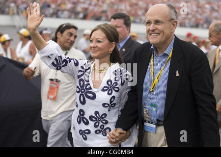 Candidato presidenziale repubblicano Rudy Giuliani e sua moglie Judith salutare NASCAR fans sabato 7 luglio 2007 prima della Pepsi 400 al Daytona International Speedway di Daytona Beach, FL. Foto Stock