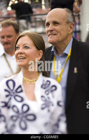 Candidato presidenziale repubblicano Rudy Giuliani e sua moglie Judith salutare NASCAR fans sabato 7 luglio 2007 prima della Pepsi 400 al Daytona International Speedway di Daytona Beach, FL. Foto Stock