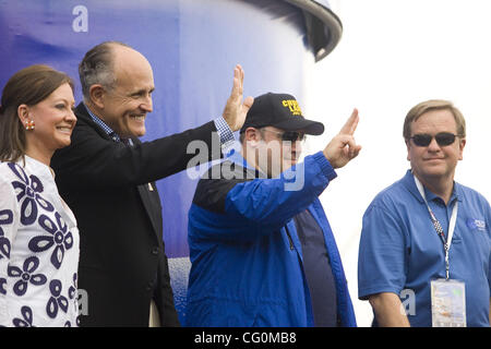 Candidato presidenziale repubblicano Rudy Giuliani e sua moglie Judith salutare NASCAR fans sabato 7 luglio 2007 prima della Pepsi 400 al Daytona International Speedway di Daytona Beach, FL. Foto Stock