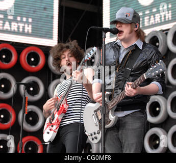 Jul. 7, 2007 East Rutherford, NJ, Stati Uniti d'America, cantante / chitarrista Patrick Stump e il chitarrista JOE TROHMAN della band Fall Out Boy suona dal vivo al Giants Stadium come parte del 2007 concerto Live Earth che ha avuto luogo in East Rutherford. Copyright 2007 Jason Moore. Credito: Jason Moore Foto Stock