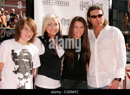 Lug 8,2007; Hollywood, California, Stati Uniti d'America; attrice MILEY CYRUS, papà billy ray, Sorella Brandi e suo fratello BRAISON al "Harry Potter e l'Ordine della Fenice' LA Premiere detenute al Mann Chinese Theater. Credito: Foto di Lisa O'Connor/ZUMA premere. (©) Copyright 2007 da Lisa O'Connor Foto Stock