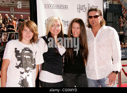 Lug 8,2007; Hollywood, California, Stati Uniti d'America; attrice MILEY CYRUS, papà billy ray, Sorella Brandi e suo fratello BRAISON al "Harry Potter e l'Ordine della Fenice' LA Premiere detenute al Mann Chinese Theater. Credito: Foto di Lisa O'Connor/ZUMA premere. (©) Copyright 2007 da Lisa O'Connor Foto Stock