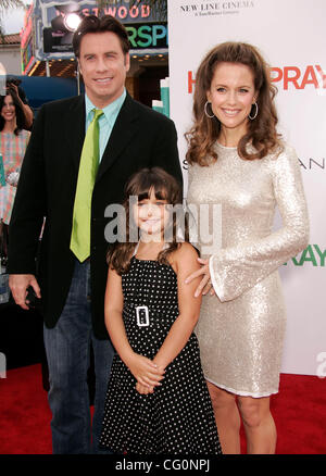 Jul 10, 2007 - Westwood, CA, Stati Uniti d'America - John Travolta con la moglie Kelly Preston e la figlia ELLA BLEU durante gli arrivi al 'Hairspray' premiere al Mann Village Theatre di Westwood. (Credito Immagine: © Lisa O'Connor/ZUMA Press) Foto Stock