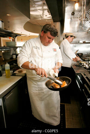 Mercoledì, 11 luglio 2007, Del Mar, CALIFORNIA, STATI UNITI D'AMERICA Griglia Paradiso chef Justin Hoehn controlla il salmone prima di restituirlo al forno durante la cena servizio al paradiso nella griglia Del Mar. Il ristorante offre un Surf and Turf Stagione Estiva via Menu.  Credito: foto di Sean DuFrene Foto Stock