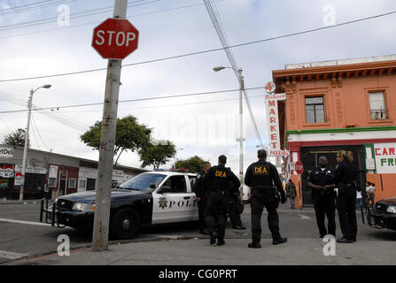Richmond ufficiali delle forze di polizia e gli agenti della DEA pattugliare l angolo della 4th Street e Macdonald Ave. durante una joint-federale narcotici locale raid nel centro di Richmond, Calif. Mercoledì, 11 luglio, 2007. (Kristopher Skinner/Contra Costa Times) Foto Stock