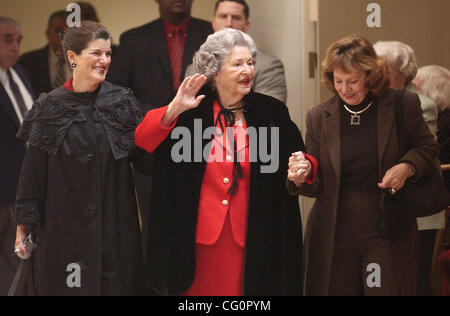 METRO --- Lady Bird Johnson, centro onde per il pubblico mercoledì 11 dicembre, 2002 al LBJ Library di Austin come lei entra in una festa per celebrare il suo prossimo il novantesimo compleanno. Alla sua sinistra è sua figlia Lucy Johnson. A destra è non identificati. (WILLIAM LUTHER/personale) Foto Stock