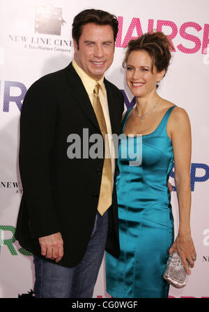 Luglio 16, 2007 - New York, NY, STATI UNITI D'AMERICA - attore John Travolta e Kelly Preston presso gli arrivi per il New York premiere di 'la lacca" tenutasi presso il Teatro Ziegfeld. (Credito Immagine: © Nancy Kaszerman/ZUMA Press) Foto Stock