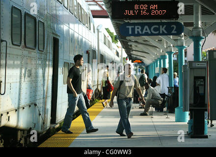 071607 incontrato 3di3 trirail 0040472a vivere per Chuck Mcginness Meghan McCarthy/Palm Beach Post-West Palm Beach-una mattina Tri-Rail il treno si ferma a West Palm Beach Station lunedì. " Commuter " Dane Sak (non in questa immagine) è la raccolta di firme di Tri-Rail passeggeri che vengono alimentati con treni in ritardo un Foto Stock