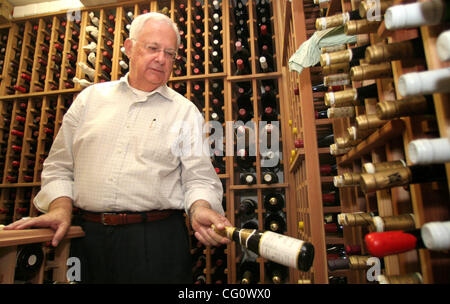 Luglio 16, 2007, la Costa, CA, Stati Uniti d'America RUDI WIEST fu il primo ad importare ammenda vino tedesco in noi nel 70s. Qui egli è visto nel suo vasto vino "cantina" nella sua La Costa home. Credito: Foto di Don Kohlbauer/San Diego Union Tribune/Zuma premere. Copyright 2007. San Diego Union-Tribune. Foto Stock