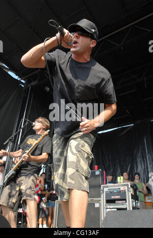 Lug. 23, 2007; Charlotte, NC, Stati Uniti d'America; il Cantante JIM LINDBERG dei PENNYWISE band suona dal vivo come parte del XIII annuale di Vans warped tour che ha avuto luogo presso l'Anfiteatro Verizon Wireless si trova a Charlotte. Credito: Foto di Jason Moore (©) Copyright 2007 da Jason Moore Foto Stock