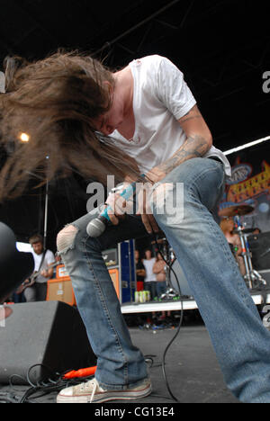 Lug. 23, 2007; Charlotte, NC, Stati Uniti d'America; il Cantante SPENCER CHAMBERLAIN della band Underoath suona dal vivo come parte del XIII annuale di Vans warped tour che ha avuto luogo presso l'Anfiteatro Verizon Wireless si trova a Charlotte. Credito: Foto di Jason Moore (©) Copyright 2007 da Jason Moore Foto Stock