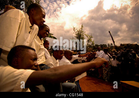 Jul 25, 2007 - Goma, nel nord Kivu, NELLA REPUBBLICA DEMOCRATICA DEL CONGO - Il paese dell Africa centrale delimitata da nove paesi, è invischiato in ciò che è noto come 'in Africa la guerra mondiale, una guerra regionale che ha sostenuto più di 4 milioni di morti in sei anni. Una scuola che ha iniziato come un programma per la alimentazione dei bambini orfani di guerra, nonprof Foto Stock