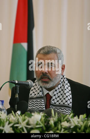 30 lug 2007 - Gaza City, nella Striscia di Gaza - spodestato Autorità Palestinese il Primo Ministro Ismail Haniyeh, centro durante le pubbliche relazioni tour organizzato dal gruppo islamico di Hamas per gli enti locali e i giornalisti stranieri nella città di Gaza. In un tentativo di ottenere il messaggio di una pulita e sicura nella Striscia di Gaza attraverso la p Foto Stock