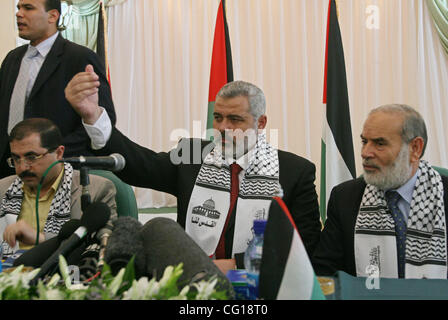 30 lug 2007 - Gaza City, nella Striscia di Gaza - spodestato Autorità Palestinese il Primo Ministro Ismail Haniyeh, centro durante le pubbliche relazioni tour organizzato dal gruppo islamico di Hamas per gli enti locali e i giornalisti stranieri nella città di Gaza. In un tentativo di ottenere il messaggio di una pulita e sicura nella Striscia di Gaza attraverso la p Foto Stock