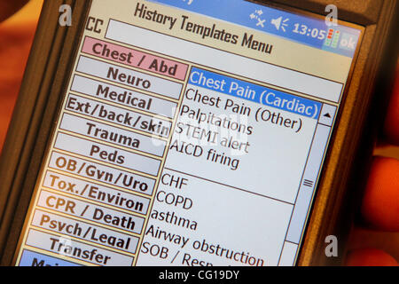 Luglio 31, 2007 San Marcos, CA, San Marcos Fire Department ha iniziato utilizzando PDA per raccogliere informazioni sulle chiamate di emergenza medica. Essi sono più veloci rispetto alla scrittura di lunga mano e possibile scaricare informazioni all'ospedale rapidamente. Credito: Foto di Don Kohlbauer/San Diego Union Tribune/Zuma premere. Copyrig Foto Stock