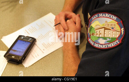 Luglio 31, 2007 San Marcos, CA, San Marcos Fire Department ha iniziato utilizzando PDA per raccogliere informazioni sulle chiamate di emergenza medica. Essi sono più veloci rispetto alla scrittura di lunga mano e possibile scaricare informazioni all'ospedale rapidamente. Credito: Foto di Don Kohlbauer/San Diego Union Tribune/Zuma premere. Copyrig Foto Stock