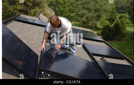 Pannelli solari fotovoltaici installati su una sola famiglia tetto residenziale in Roma, GA. Potenza elettrica generata dai pannelli sarà notevolmente inferiore il proprietario i costi per l'energia, anche se i costi di montaggio verso l'alto di $30.000 ©Robin Nelson 2007 Foto Stock