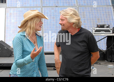 Agosto 5, 2007 Baltimore, MD, Stati Uniti d'America, fondatore del gruppo Virgin Richard Branson e attrice / attivista DARYL HANNAH appaiono insieme alla conferenza stampa per discutere di eco-educativo presenta come parte della seconda edizione del Festival della Vergine che ha avuto luogo a Pimlico Race Track si trova nel centro cittadino di Baltimo Foto Stock