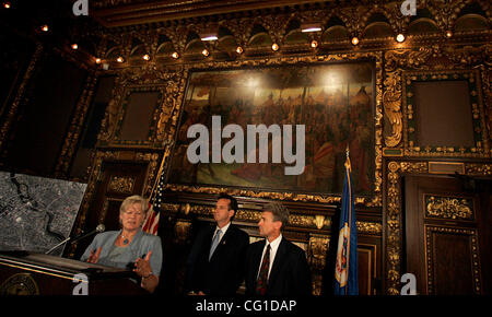 August 7th, 2007 - St. Paul, MN, Stati Uniti d'America - il luogotenente governatore e commissario del Minnesota Department of Transportation Carol Molnau affronta i membri dei media nel corso di una conferenza stampa per quanto riguarda la costruzione di un nuovo ponte sul fiume Mississippi sulla Interstate 35W presso lo State Capitol Mar Foto Stock