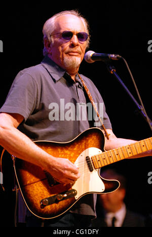 Agosto 08, 2007 - Raleigh, NC, Stati Uniti d'America - il leggendario musicista erle Haggard suona dal vivo come il suo tour 2007 fa tappa a Meymandi Concert Hall si trova nel centro di Raleigh. (Credito Immagine: © Jason Moore/ZUMA Press) Foto Stock