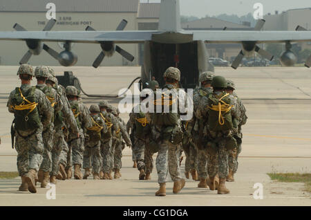 Agosto 08, 2007 - Fort Bragg, North Carolina, Stati Uniti d'America - STATI UNITI Paracadutisti dell'esercito di saltare da un tedesco C-160 in Sicilia nella zona di caduta su Fort Bragg. I paracadutisti compiuto il salto a ricevere il loro salto tedesco ali. (Credito Immagine: © Andrew Craft/ZUMA Press) Foto Stock