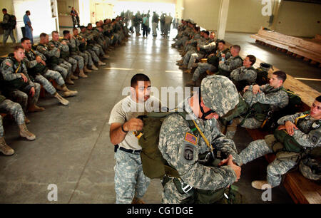 Agosto 08, 2007 - Fort Bragg, North Carolina, Stati Uniti d'America - Capitano NIRAV PATEL, a sinistra controlla il capitano BRIAN REYNOLDS di marcia prima di salire a bordo di una C-130 per un salto in Normandia nella zona di caduta di credito (Immagine: © Andrew Craft/ZUMA Press) Foto Stock