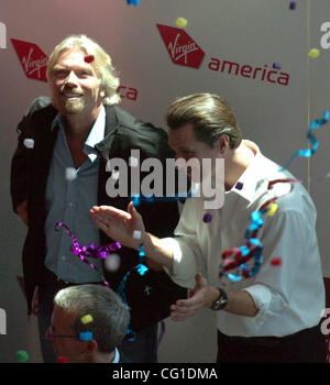 8 agosto 2007 - San Francisco, CA, Stati Uniti d'America - gruppo Virgin fondatore Sir Richard Branson, a sinistra e a SF il sindaco Gavin Newsom festeggiare il volo inaugurale arrivo di 2 getti all'Aeroporto Internazionale di San Francisco mercoledì 8 agosto 2007, durante un evento che celebra le nuove start-up compagnia aerea in San Francesco Foto Stock