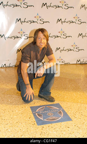 Agosto 12, 2007 - Uncasville, CT, Stati Uniti d'America - musicista KEITH URBAN riceve la sua stella sulla Walk of Fame a Mohegan Sun Casino, Uncasville, CT. (Credito Immagine: © Anna Barbiere/ZUMA Press) Foto Stock