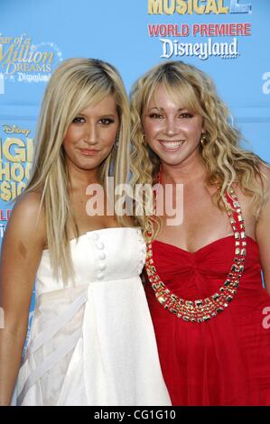 14 agosto 2007 - Hollywood, California, Stati Uniti - K54141MGE.Premiere mondiale della DISNEY '' HIGH SCHOOL MUSICAL '' due detenuti presso il centro cittadino di DISNEYLAND ANAHEIM , CA 8-14-2007. - 2007.JENNIFER Ashley Tisdale(Immagine di credito: Â© Michael Germana Globo/foto/ZUMAPRESS.com) Foto Stock