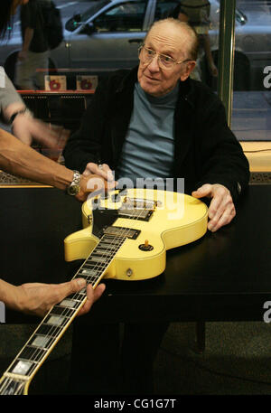 LES PAUL (9 giugno 1915 - 13 agosto 2009) era un americano chitarrista jazz e inventore. Nato Lester William Polfuss, è stato un pioniere nello sviluppo del Solid Body chitarra elettrica che 'made il suono del rock and roll possibile". Paolo aveva anche una stringa di hits. Paolo è anche responsabile per molti r Foto Stock