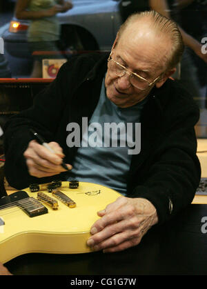 LES PAUL (9 giugno 1915 - 13 agosto 2009) era un americano chitarrista jazz e inventore. Nato Lester William Polfuss, è stato un pioniere nello sviluppo del Solid Body chitarra elettrica che 'made il suono del rock and roll possibile". Paolo aveva anche una stringa di hits. Paolo è anche responsabile per molti r Foto Stock