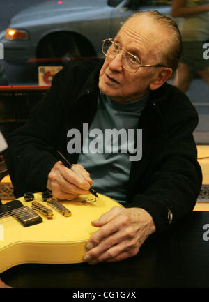 LES PAUL (9 giugno 1915 - 13 agosto 2009) era un americano chitarrista jazz e inventore. Nato Lester William Polfuss, è stato un pioniere nello sviluppo del Solid Body chitarra elettrica che 'made il suono del rock and roll possibile". Paolo aveva anche una stringa di hits. Paolo è anche responsabile per molti r Foto Stock