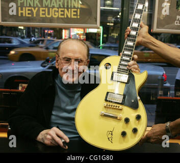 LES PAUL (9 giugno 1915 - 13 agosto 2009) era un americano chitarrista jazz e inventore. Nato Lester William Polfuss, è stato un pioniere nello sviluppo del Solid Body chitarra elettrica che 'made il suono del rock and roll possibile". Paolo aveva anche una stringa di hits. Paolo è anche responsabile per molti r Foto Stock