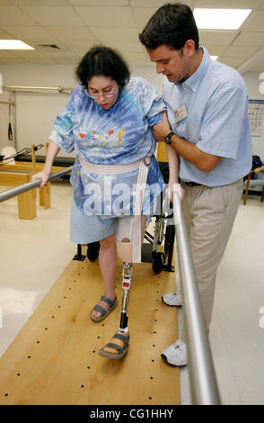 Aug 16, 2007 - Atlantis, FL, Stati Uniti d'America - Elissa Wehner passeggiate sulle barre parallele con l aiuto del suo terapista fisico, Kenneth O' Sullivan. Elissa Wehner va alla terapia riabilitativa a JFK ospedaliero di struttura ambulatoriale il 16 agosto 2007. (Credito Immagine: © J. Gwendolynne Berry/Palm Beach post/ZU Foto Stock