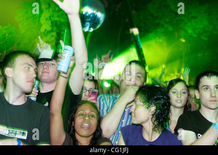 La folla guarda Paul Van Dyk effettuando al Central Park Summerstage venerdì agosto 17,2007 Foto Stock