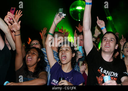 La folla guarda Paul Van Dyk effettuando al Central Park Summerstage venerdì agosto 17,2007 Foto Stock