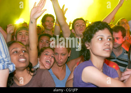 La folla guarda Paul Van Dyk effettuando al Central Park Summerstage venerdì agosto 17,2007 Foto Stock