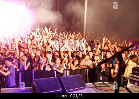 La folla guarda Paul Van Dyk effettuando al Central Park Summerstage venerdì agosto 17,2007 Foto Stock