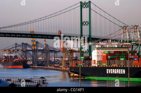 Agosto 21, 2007 - San Pedro, CA, Stati Uniti d'America - Vista del Porto di Los Angeles e un arco di Vincent Thomas Bridge di San Pedro. Immagine di credito: © Jonathan Alcorn/ZUMA premere. © Copyright 2007 da Jonathan Alcorn Foto Stock