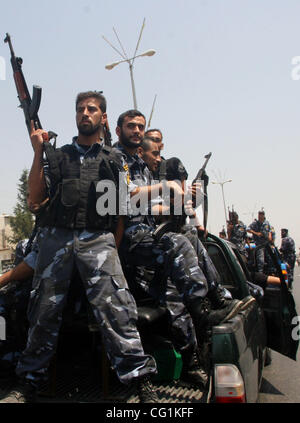 Agosto 21, 2007 - Burayje, Palestina - palestinesi ai funerali di sei militanti di Hamas sono stati uccisi da un attacco aereo israeliano, fuori della casa di famiglia durante i funerali in Buraije Refugee Camp centrale della striscia di Gaza. Un missile è stato sparato sulla vettura di Hamas banditi dalle Forze di Difesa Israeliane dopo Foto Stock